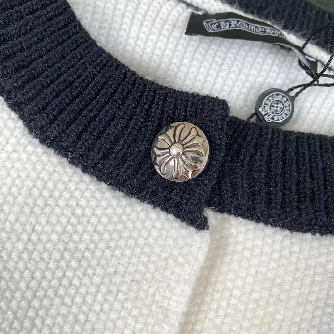 P280 ChromeHearts popular Chrome Hearts CH Sanskrit horseshoe cross embroidery button cardigan jacket raglan sleeve sweater, contrasting color splicing raglan round neck knitted sweater, unique knitting texture, soft and skin-friendly, classic pattern embroidery on the front and back. Retro chic. The contrasting color raglan sleeve design and the thick stitching craftsmanship at the joints make it look great when worn alone or layered! The fit is loose and slimming! Fashionable patchwork colored sweater, colorfully intertwined, with clear layers, warm and slimming. Whether worn alone or layered, you can easily control various styles and show your personal charm. The raglan sleeves are shoulder-width in contrasting colors and have ultra-detailed embroidery on the front and back, giving it a casual street feel. It looks great when worn alone! The sleeves are designed with contrasting colors and seams, and the round neck style reveals the neck and flatters the face shape! Wool blend knitted fabric, soft, comfortable and warm to the touch. Contrasting color design➕Loose fit, not flattering on your body shape and slimming, not to mention how easy it is to wear! Basic, versatile and fashionable classic! Black and white are versatile! Black and gray high-end! Couples get involved!  Color: black and white/black gray Size: S~M~L